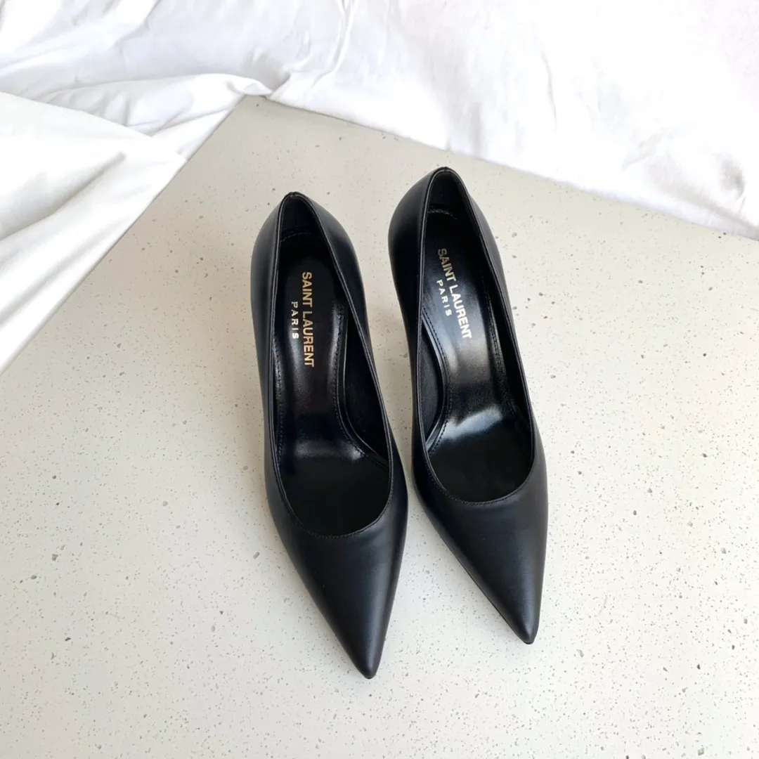 👟👟Ex-factory price 560👟👟 Women's SAINT LAUREN*Yves Saint Laurent YSL poplar forest classic letter heel high-heeled shoes Only YSL understands women's hearts best and will not accept refutation🙅‍♂️Super invincible feminine artifact, a must-have for women (✅Z product full-body customization, own molded toe hardware, perfect consistency) ⚠️Compare the differences between pictures and goods on the market Haha Upper: Customized imported cotton silk weaving/imported calf patent leather Lining: Imported sheep leather Sole: Imported genuine leather outsole Thickness: 9cm Color: black paint with gold, black leather with black Size: 35-39 (full set of packaging)